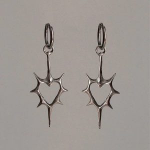 unos aretes en forma de corazones con puntas al exterior
