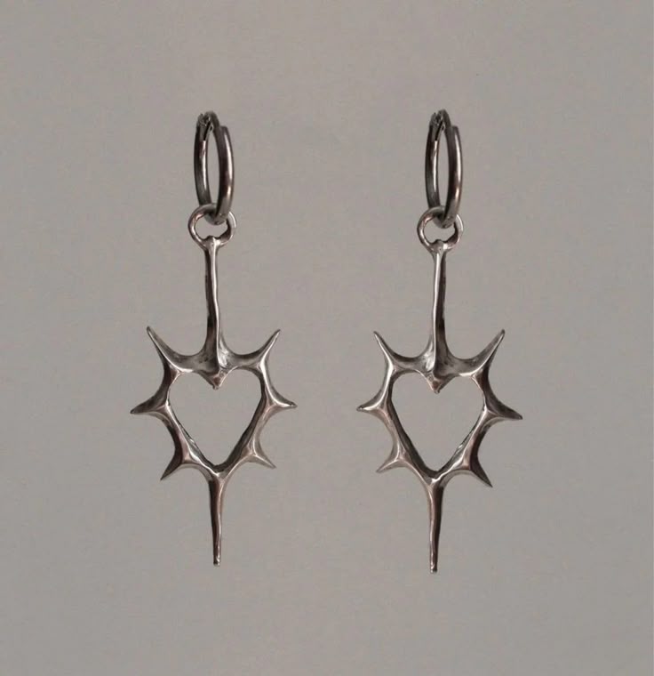 unos aretes en forma de corazones con puntas al exterior